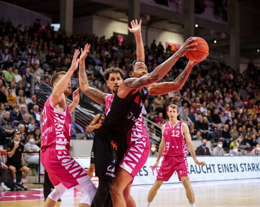 Germany, Bonn, Telekom Dome, 30 10 2021, easy Credit BBL, 6 Matchday, Telekom Baskets Bonn Niners Chemnitz Picture from left Tim Hasbargen Telekom Baskets Bonn ,Darion Atkins Niners Chemnitz ,Michael Kessens Telekom Baskets Bonn Copyright: HMBxMedia ThomasxJäger