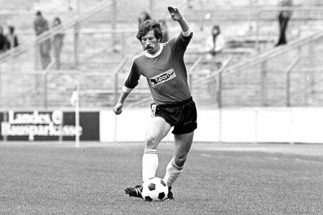 Aus 2. BL Saison 1976 1977 Hannover 96 gegen Bayer Uerdingen 3:1 am 14.05.1977 im Niedersachsenstadion. Im Foto: Han96 Spieler ist Hans-Herbert Blumenthal. *** From 2 BL season 1976 1977 Hannover 96 against Bayer Uerdingen 3 1 on 14 05 1977 in the Niedersachsenstadion In the photo Han96 player is Hans Herbert Blumenthal