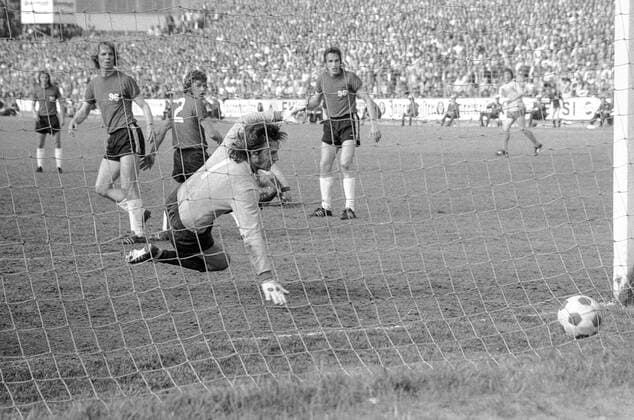BS Spieler Eberhard Haun (verdeckt) zum 2:1. Han96 Spieler v. li.: Peter Anders Rainer Stiller TW Franz- Josef Pauly und Rolf Kaemmer. Aus 1. BL - Saison 1972-73 Eintracht Braunschweig gegen Hannover 96 3:2 am 26.05.1973. *** BS player Eberhard Haun covered to the 2 1 Han96 player from left Peter Anders Rainer Stiller TW Franz Josef Pauly and Rolf Kaemmer From 1 BL season 1972 73 Eintracht Braunschweig against Hannover 96 3 2 on 26 05 1973