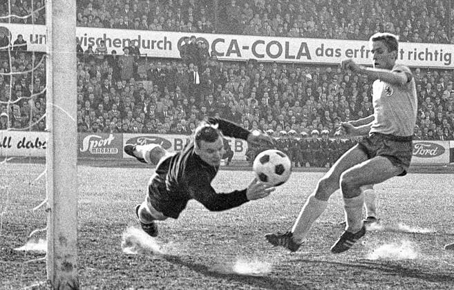 Aus Eintracht Braunschweig - Hannover96 1:2. TW Horst Polly Podlasly gegen Juergen Moll von Eintracht Braunschweig, hier im April 1967 im Eintracht Stadion. *** From Eintracht Braunschweig Hannover96 1 2 TW Horst Polly Podlasly against Juergen Moll of Eintracht Braunschweig, here in April 1967 in the Eintracht Stadium