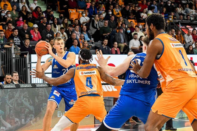 GER, BBL, ratiopharm Ulm vs Fraport Skyliners 30 10 2021, ratiopharm arena, New Ulm, GER, BBL, ratiopharm Ulm vs Fraport Skyliners, pictured Lorenz Brenneke Fraport, 21 , Jaron Blossomgame Ulm, 4 , Alexander Richardson Fraport, 91 , Cristiano Felicio Ulm, 1 nordphotoxGmbHx xHafner nph00200