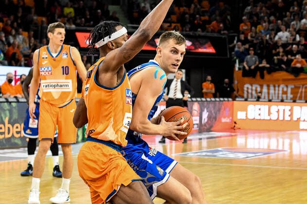 GER, BBL, ratiopharm Ulm vs Fraport Skyliners 30 10 2021, ratiopharm arena, New Ulm, GER, BBL, ratiopharm Ulm vs Fraport Skyliners, pictured Jaron Blossomgame Ulm, 4 , Lorenz Brenneke Fraport, 21 nordphotoxGmbHx xHafner nph00200