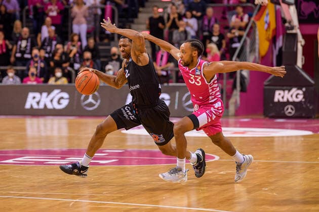 easyCredit BBL, Telekom Baskets Bonn vs NINERS Chemitz, 30 10 2021 Gerald Robinson NINERS Chemnitz, 22 , Parker Jackson Cartwright Telekom Baskets Bonn, 33 , easyCredit BBL, Telekom Baskets Bonn vs NINERS Chemitz on 30 10 2021 at Telekom Dome Bonn, Bonn Nordrhein Westfalen Copyright: xBEAUTIFULxSPORTS Mueller-Laschetx
