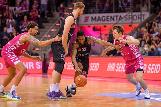 easyCredit BBL, Telekom Baskets Bonn vs NINERS Chemitz, 30 10 2021 Gerald Robinson NINERS Chemnitz, 22 , Skyler Bowlin Telekom Baskets Bonn, 12 , easyCredit BBL, Telekom Baskets Bonn vs NINERS Chemitz on 30 10 2021 at Telekom Dome Bonn, Bonn Nordrhein Westfalen Copyright: xBEAUTIFULxSPORTS Mueller-Laschetx