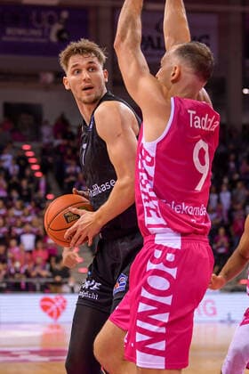 easyCredit BBL, Telekom Baskets Bonn vs NINERS Chemitz, 30 10 2021 Jonas Richter NINERS Chemnitz, 7 , Karsten Tadda Telekom Baskets Bonn, 9 , easyCredit BBL, Telekom Baskets Bonn vs NINERS Chemitz on 30 10 2021 at Telekom Dome Bonn, Bonn Nordrhein Westfalen Copyright: xBEAUTIFULxSPORTS Mueller-Laschetx