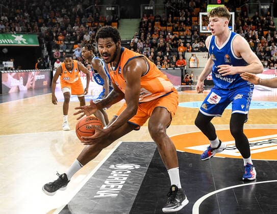 GER, BBL, ratiopharm Ulm vs Fraport Skyliners 30 10 2021, ratiopharm arena, New Ulm, GER, BBL, ratiopharm Ulm vs Fraport Skyliners, pictured Cristiano Felicio Ulm, 1 , Alexander Richardson Fraport, 91 nordphotoxGmbHx xHafner nph00200