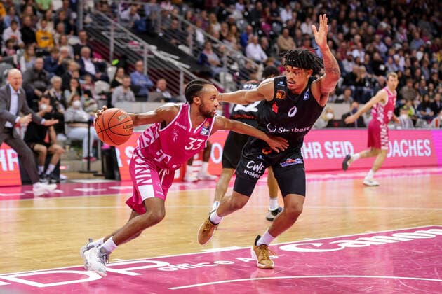Germany, Bonn, Telekom Dome, 30 10 2021, easy Credit BBL, 6 Spieltag, Telekom Baskets Bonn Niners Chemnitz picture from left Parker Jackson Cartwright Telekom Baskets Bonn , Nelson Weidemann Niners Chemnitz Copyright: HMBxMedia ThomasxJäger