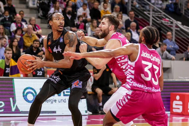 Germany, Bonn, Telekom Dome, 30 10 2021, easy Credit BBL, 6 Spieltag, Telekom Baskets Bonn Niners Chemnitz Picture from left Darion Atkins Niners Chemnitz , Leon Kratzer Telekom Baskets Bonn ,Parker Jackson Cartwright Telekom Baskets Bonn Copyright: HMBxMedia ThomasxJäger