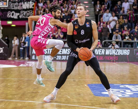 Germany, Bonn, Telekom Dome, 30 10 2021, easy Credit BBL, 6 Spieltag, Telekom Baskets Bonn Niners Chemnitz Bild vo Niklas Wimberg Niners Chemnitz , hi Jeremy Morgan Telekom Baskets Bonn Copyright: HMBxMedia ThomasxJäger