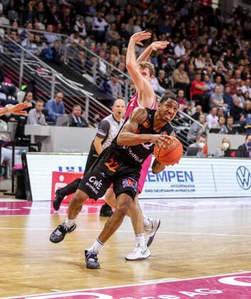 Germany, Bonn, Telekom Dome, 30 10 2021, easy Credit BBL, 6 Matchday, Telekom Baskets Bonn Niners Chemnitz Picture from left Gerald Robinson Niners Chemnitz ,Skyler Bowlin Telekom Baskets Bonn Copyright: HMBxMedia ThomasxJäger