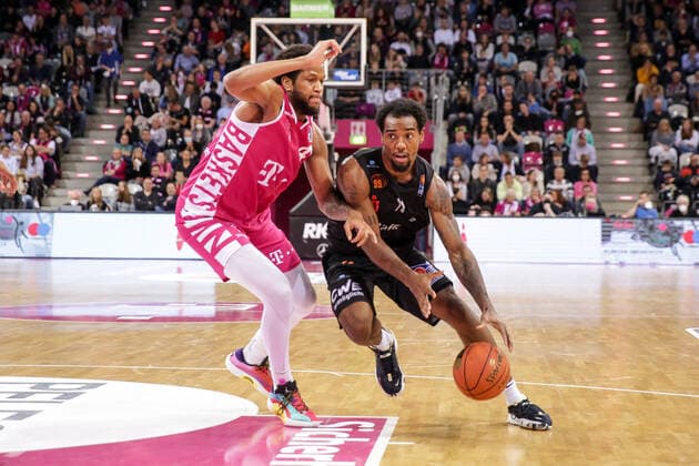 Germany, Bonn, Telekom Dome, 30 10 2021, easy Credit BBL, 6 Spieltag, Telekom Baskets Bonn Niners Chemnitz Picture from left Justin Gorham Telekom Baskets Bonn , Isiaha Mike Niners Chemnitz Copyright: HMBxMedia ThomasxJäger