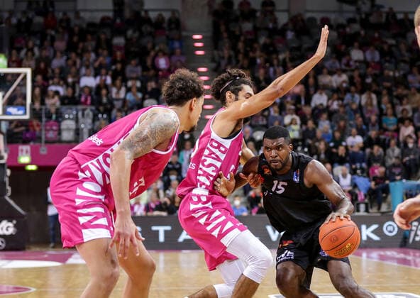 Germany, Bonn, Telekom Dome, 30 10 2021, easy Credit BBL, 6 Spieltag, Telekom Baskets Bonn Niners Chemnitz Picture v li Michael Kessens Telekom Baskets Bonn ,Jeremy Morgan Telekom Baskets Bonn ,Frantz Massenat Niners Chemnitz Copyright: HMBxMedia ThomasxJäger