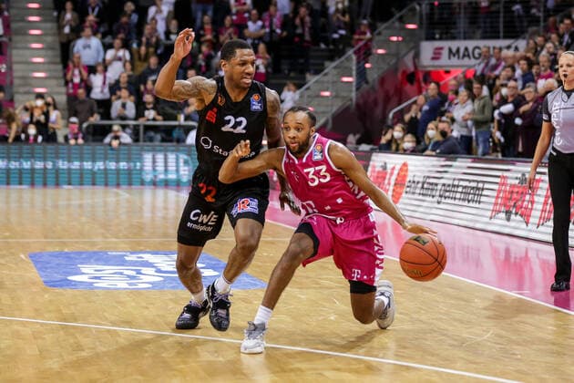 Germany, Bonn, Telekom Dome, 30 10 2021, easy Credit BBL, 6 matchday, Telekom Baskets Bonn Niners Chemnitz picture Gerald Robinson Niners Chemnitz ,Parker Jackson Cartwright Telekom Baskets Bonn Copyright: HMBxMedia ThomasxJäger