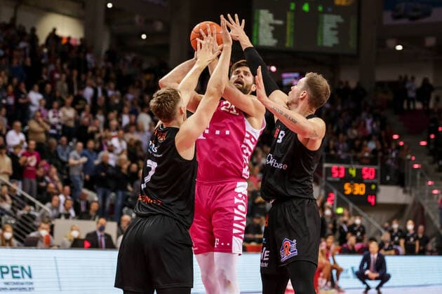Germany, Bonn, Telekom Dome, 30 10 2021, easy Credit BBL, 6 Matchday, Telekom Baskets Bonn Niners Chemnitz Picture from left Jonas Richter Niners Chemnitz ,Leon Kratzer Telekom Baskets Bonn ,Niklas Wimberg Niners Chemnitz Copyright: HMBxMedia ThomasxJäger