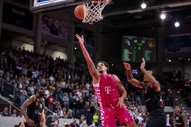 Germany, Bonn, Telekom Dome, 30 10 2021, easy Credit BBL, Matchday 6, Telekom Baskets Bonn Niners Chemnitz picture Michael Kessens Telekom Baskets Bonn taking a layup. Copyright: HMBxMedia ThomasxJäger
