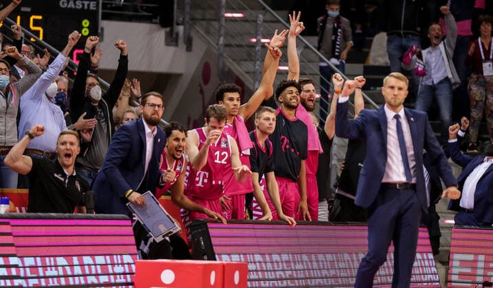 Germany, Bonn, Telekom Dome, 30 10 2021, easy Credit BBL, Matchday 6, Telekom Baskets Bonn Niners Chemnitz picture cheering on the Telekom Baskets Bonn bench after the end of the game. Copyright: HMBxMedia ThomasxJäger