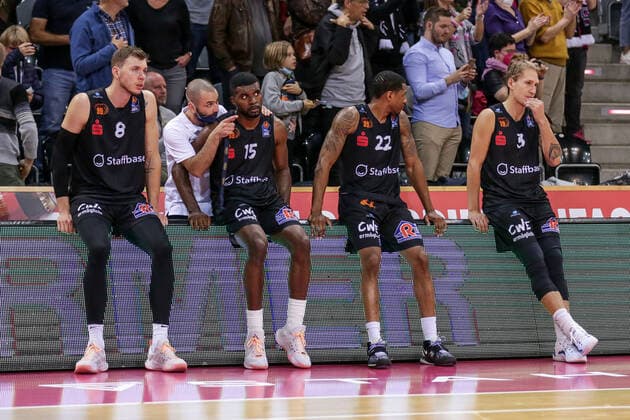 Germany, Bonn, Telekom Dome, 30 10 2021, easy Credit BBL, 6 Spieltag, Telekom Baskets Bonn Niners Chemnitz picture a pair of Chemnitz Niners players sit on the sidelines disappointed after losing to Telekom Baskets Bonn Copyright: HMBxMedia ThomasxJäger