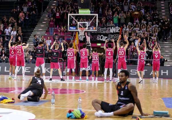 Germany, Bonn, Telekom Dome, 30 10 2021, easy Credit BBL, Matchday 6, Telekom Baskets Bonn Niners Chemnitz Picture The players of the Telekom Baskets cheer with their fans after the victory. Copyright: HMBxMedia ThomasxJäger
