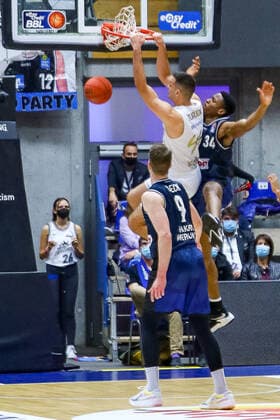 Dunk Benedikt Turudic Loewen Braunschweig, 44 , HAKRO Merlins Crailsheim vs Basketball Loewen Braunschweig, Basketball, 1 Bundesliga, 6 Spieltag, Saison 2021 2022, 30 10 2021, HAKRO Merlins Crailsheim vs Basketball Loewen Braunschweig, Basketball, 1 Bundesliga, 6 Spieltag, Saison 2021 2022, 30 10 2021 Crailsheim Copyright: xEibner-Pressefotox EP_FMR