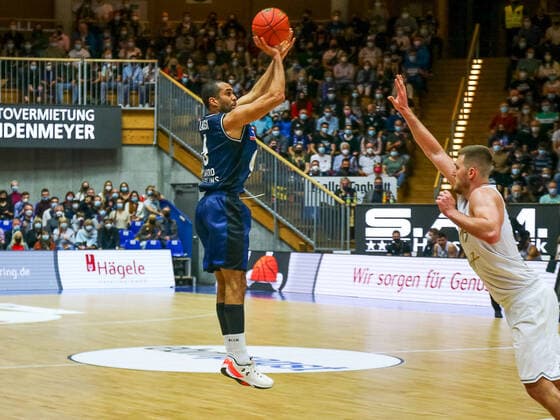 3 Throw Elias Lasisi Merlin Crailsheim, 6 , HAKRO Merlins Crailsheim vs Basketball Loewen Braunschweig, Basketball, 1 Bundesliga, 6 Spieltag, Saison 2021 2022, 30 10 2021, HAKRO Merlins Crailsheim vs Basketball Loewen Braunschweig, Basketball, 1 Bundesliga, 6 Spieltag, Saison 2021 2022, 30 10 2021 Crailsheim Copyright: xEibner-Pressefotox EP_FMR