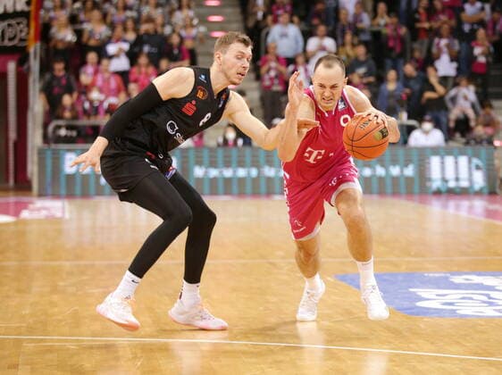 Karsten Tadda Telekom Baskets Bonn vs Niklas Wimberg NINERS Chemnitz easyCredit BBL 1 Bundesliga , season 2021 2022 , main round 6 match day