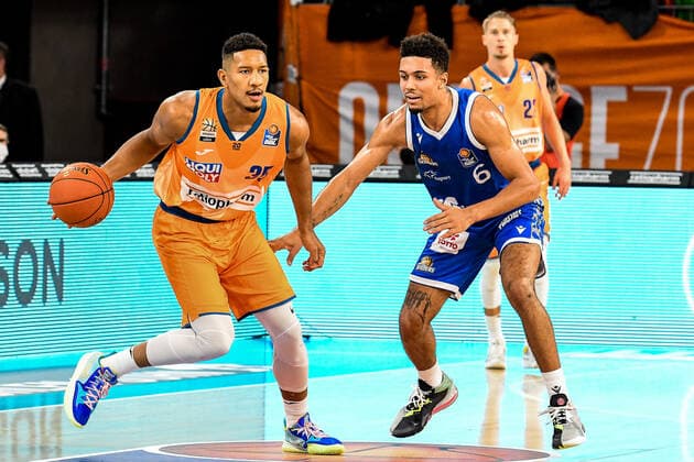 GER, BBL, ratiopharm Ulm vs Fraport Skyliners 30 10 2021, ratiopharm arena, New Ulm, GER, BBL, ratiopharm Ulm vs Fraport Skyliners, pictured Karim Jallow Ulm, 35 , Len Adam Schoormann Fraport, 6 nordphotoxGmbHx xHafner nph00200