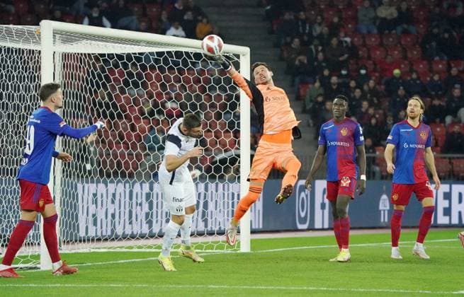Photo Manuel Geisser 3010 2021 Stadium Letzigrund Football Men Superleague Season 2021 2022 FC Zuerich FC Basel Picture Heinz Lindner Goalkeeper FC Basel Single Photo Action