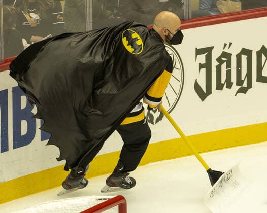 Sport Themen der Woche KW43 Sport Bilder des Tages Pittsburgh Penguins ice crew show their Halloween spirit at PPG Paints Arena during the Pittsburgh Penguins and New Jersey Devils game in Pittsburgh on Saturday, October 30, 2021. The New Jersey Devils wins the game 4-2.  PIT2021113015 ARCHIExCARPENTER