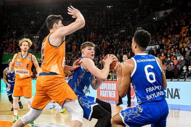 GER, BBL, ratiopharm Ulm vs Fraport Skyliners 30 10 2021, ratiopharm arena, New Ulm, GER, BBL, ratiopharm Ulm vs Fraport Skyliners, pictured Nicolas Bretzel Ulm, 13 , Alexander Richardson Fraport, 91 , Len Adam Schoormann Fraport, 6 nordphotoxGmbHx xHafner nph00200