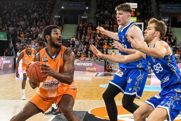 GER, BBL, ratiopharm Ulm vs Fraport Skyliners 30 10 2021, ratiopharm arena, New Ulm, GER, BBL, ratiopharm Ulm vs Fraport Skyliners, pictured Cristiano Felicio Ulm, 1 , Alexander Richardson Fraport, 91 , Felix Hecker Fraport, 98 nordphotoxGmbHx xHafner nph00200