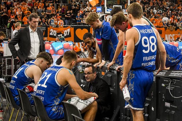GER, BBL, ratiopharm Ulm vs Fraport Skyliners 30 10 2021, ratiopharm arena, Neu Ulm, GER, BBL, ratiopharm Ulm vs Fraport Skyliners, pictured Diego Ocampo Fraport takes a timeout and gives tactical instructions to his players nordphotoxGmbHx xHafner nph00200