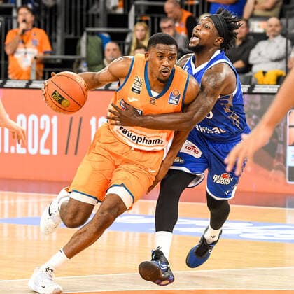 GER, BBL, ratiopharm Ulm vs Fraport Skyliners 30 10 2021, ratiopharm arena, New Ulm, GER, BBL, ratiopharm Ulm vs Fraport Skyliners, pictured Will Cherry Fraport, 29 trying to stop Semaj Christon Ulm, 0. nordphotoxGmbHx xHafner nph00200