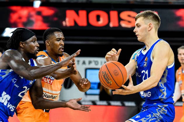 GER, BBL, ratiopharm Ulm vs Fraport Skyliners 30 10 2021, ratiopharm arena, New Ulm, GER, BBL, ratiopharm Ulm vs Fraport Skyliners, pictured Will Cherry Fraport, 29 , Semaj Christon Ulm, 0 , Lorenz Brenneke Fraport, 21 nordphotoxGmbHx xHafner nph00200