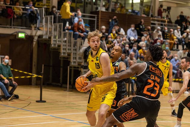Till Pape Kirchheim Knights, 19 Raiquan Leeandre Clark wiha Panthers Schwenningen, 23 Kirchheim Knights vs wiha Panthers Schwenningen, 2 Basketball Bundesliga, Pro A, Barmer 2 Basketball, Spieltag 7, Spielzeit 2021 2022, 30 10 2021 Kirchheim Knights vs wiha Panthers Schwenningen, 2 Basketball Bundesliga, Pro A, Barmer 2 Basketball, Spieltag 7, Spielzeit 2021 2022, 30 10 2021 Kirchheim unter Teck Copyright: xNinaxSanderx xEibnerxPressefotox EP_NSR