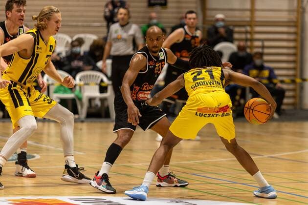Chris Frazier wiha Panthers Schwenningen, 33 Rohndell Domminic Goodwin Kirchheim Knights, 21 Kirchheim Knights vs wiha Panthers Schwenningen, 2 Basketball Bundesliga, Pro A, Barmer 2 Basketball, Matchday 7, Season 2021 2022, 30 10 2021 Kirchheim Knights vs wiha Panthers Schwenningen, 2 Basketball Bundesliga, Pro A, Barmer 2 Basketball, Matchday 7, Season 2021 2022, 30 10 2021 Kirchheim unter Teck Copyright: xNinaxSanderx xEibnerxPressefotox EP_NSR