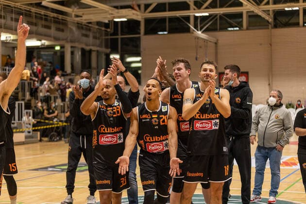 The wiha Panthers Schwenningen team celebrates the victory over the Kirchheim Knights Kirchheim Knights vs wiha Panthers Schwenningen, 2 Basketball Bundesliga, Pro A, Barmer 2 Basketball, Matchday 7, Season 2021 2022, 30 10 2021 Kirchheim Knights vs wiha Panthers Schwenningen, 2 Basketball Bundesliga, Pro A, Barmer 2 Basketball, Matchday 7, Season 2021 2022, 30 10 2021 Kirchheim unter Teck Copyright: xNinaxSanderx xEibnerxPressefotox EP_NSR