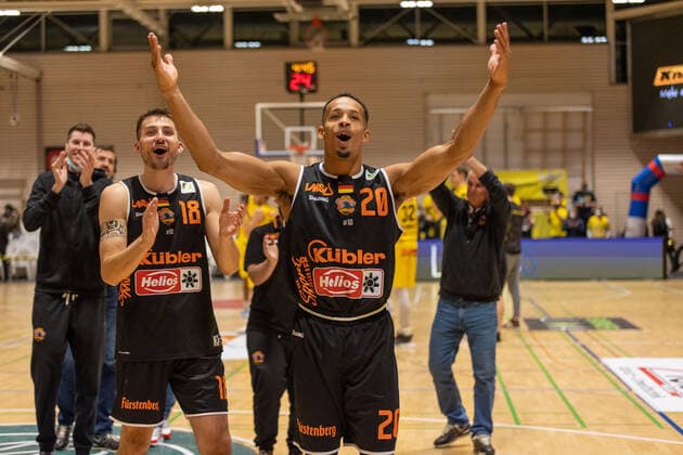 The wiha Panthers Schwenningen team celebrates the victory over the Kirchheim Knights Kirchheim Knights vs wiha Panthers Schwenningen, 2 Basketball Bundesliga, Pro A, Barmer 2 Basketball, Matchday 7, Season 2021 2022, 30 10 2021 Kirchheim Knights vs wiha Panthers Schwenningen, 2 Basketball Bundesliga, Pro A, Barmer 2 Basketball, Matchday 7, Season 2021 2022, 30 10 2021 Kirchheim unter Teck Copyright: xNinaxSanderx xEibnerxPressefotox EP_NSR
