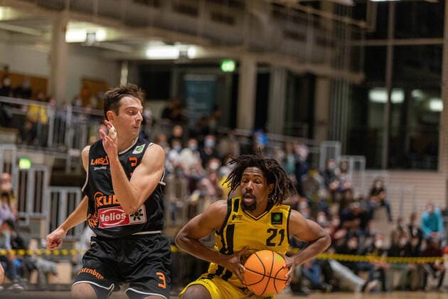 Justin Pierce wiha Panthers Schwenningen, 03 Rohndell Domminic Goodwin Kirchheim Knights, 21 Kirchheim Knights vs wiha Panthers Schwenningen, 2 Basketball Bundesliga, Pro A, Barmer 2 Basketball, Matchday 7, Season 2021 2022, 30 10 2021 Kirchheim Knights vs wiha Panthers Schwenningen, 2 Basketball Bundesliga, Pro A, Barmer 2 Basketball, Matchday 7, Season 2021 2022, 30 10 2021 Kirchheim unter Teck Copyright: xNinaxSanderx xEibnerxPressefotox EP_NSR