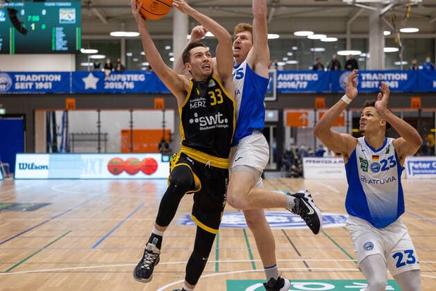 Ryan Mikesell Tigers Tuebingen, 33 , Maurice Marko Pluskota PS Karlsruhe Lions, 23 ¨Tigers Tuebingen vs PS Karlsruhe Lions, 2 Basketball, Bundesliga, Pro A, Barmer 2 Basketball, Matchday 7, Season 2021 2022, 30 10 2021, ¨¨ Tigers Tuebingen PS Karlsruhe Lions, Basketball, 2 Bundesliga, Barmer 2 Basketball, Matchday 7, Season 2021 2022, 30 10 2021 Karlsruhe. Copyright: xDennisxDuddek xEibnerxPressefotox EP_DDK