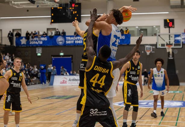 Maurice Marko Pluskota PS Karlsruhe Lions, 23 , Bakary Dibba Tigers Tuebingen, 44 ¨¨Tigers Tuebingen vs PS Karlsruhe Lions, 2 Basketball, Bundesliga, Pro A, Barmer 2 Basketball, Matchday 7, Season 2021 2022, 30 10 2021, ¨¨ Tigers Tuebingen PS Karlsruhe Lions, Basketball, 2 Bundesliga, Barmer 2 Basketball, Matchday 7, Season 2021 2022, 30 10 2021 Karlsruhe. Copyright: xDennisxDuddek xEibnerxPressefotox EP_DDK