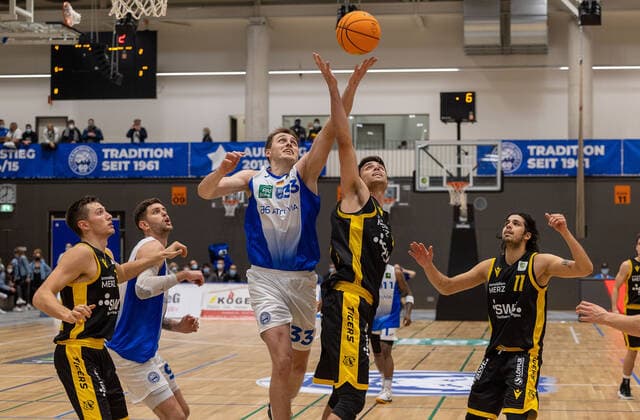 Tom Niclas Alte PS Karlsruhe Lions, 33 , Ryan Mikesell Tigers Tuebingen, 33 ¨¨Tigers Tuebingen vs PS Karlsruhe Lions, 2 Basketball, Bundesliga, Pro A, Barmer 2 Basketball, Spieltag 7, Spielzeit 2021 2022, 30 10 2021, ¨¨ Tigers Tuebingen PS Karlsruhe Lions, Basketball, 2 Bundesliga, Barmer 2 Basketball, Spieltag 7, Spielzeit 2021 2022, 30 10 2021 Karlsruhe Copyright: xDennisxDuddek xEibnerxPressefotox EP_DDK