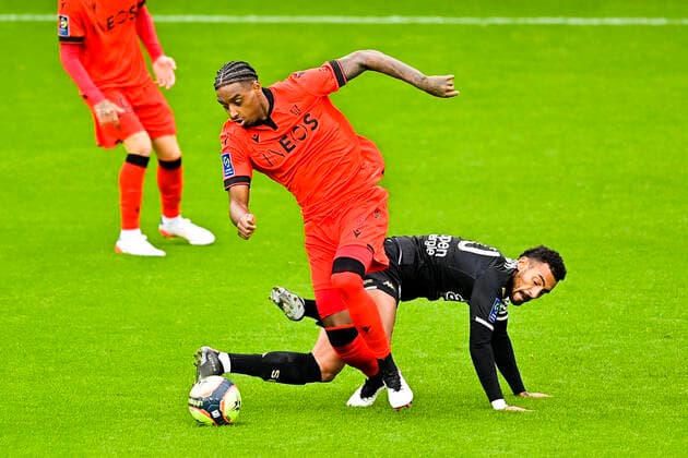 Angelo Fulgini (Angers) vs Pablo Rosario (Nice) FOOTBALL : SCO Angers vs OGC Nice - Ligue1 uber eats J12 - 31 10 2021 JBAutissier Panoramic 