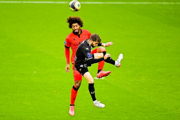 Jimmy Cabot (Angers) vs Bonfim Dante (Nice) FOOTBALL : SCO Angers vs OGC Nice - Ligue1 uber eats J12 - 31 10 2021 JBAutissier Panoramic 
