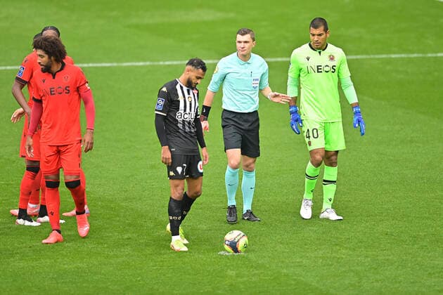 Willy Delajod - arbitre Sofiane Boufal (Angers) Walter Benitez (Nice) FOOTBALL : SCO Angers vs OGC Nice - Ligue1 uber eats J12 - 31 10 2021 JBAutissier Panoramic 