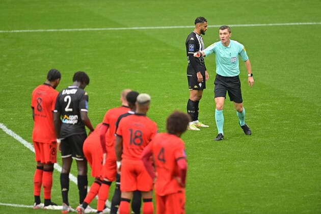 Willy Delajod - arbitre Sofiane Boufal (Angers) FOOTBALL : SCO Angers vs OGC Nice - Ligue1 uber eats J12 - 31 10 2021 JBAutissier Panoramic 