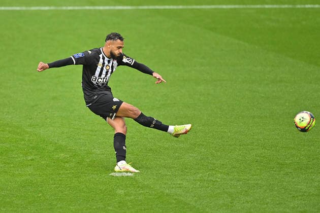 but sur penalty de Sofiane Boufal (Angers) FOOTBALL : SCO Angers vs OGC Nice - Ligue1 uber eats J12 - 31 10 2021 JBAutissier Panoramic 