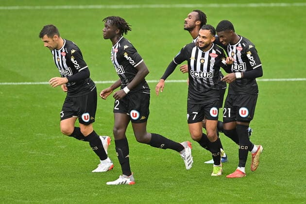 Joie des joueurs d Angers apres le but de Sofiane Boufal (Angers) sur penalty FOOTBALL : SCO Angers vs OGC Nice - Ligue1 uber eats J12 - 31 10 2021 JBAutissier Panoramic 