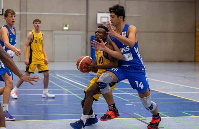 Krans Kemajou Young Tigers Tuebingen, 10 , Ahmet Kutay Uenal PS Karlsruhe Lions, 14 ¨¨Young Tigers Tuebingen vs PS Karlsruhe Lions, Basketball, Youth Basketball Bundesliga, JBBL, Preliminary Round Group 7, Matchday 5, Season 2021 2022, 31 10 2021, ¨¨ Young Tigers Tuebingen PS Karlsruhe Lions, Basketball, Youth Bundesliga, Youth Basketball Bundeslige, Matchday 5, Season 2021 2022, 31 10 2021 Tuebingen. Copyright: xDennisxDuddek xEibnerxPressefotox EP_DDK