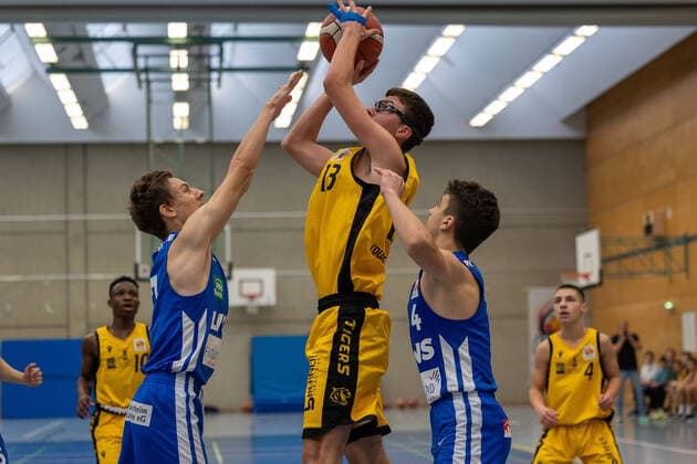 Ilija Lakic Young Tigers Tuebingen, 13 ¨¨Young Tigers Tuebingen vs PS Karlsruhe Lions, basketball, youth basketball Bundesliga, JBBL, preliminary round group 7, matchday 5, season 2021 2022, 31 10 2021, ¨¨ Young Tigers Tuebingen PS Karlsruhe Lions, basketball, youth Bundesliga, youth basketball Bundeslige, matchday 5, season 2021 2022, 31 10 2021 Tuebingen. Copyright: xDennisxDuddek xEibnerxPressefotox EP_DDK