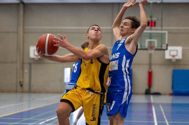 Alexis Boutaris Young Tigers Tuebingen, 4 , Flynn Lange PS Karlsruhe Lions, 7 ¨¨Young Tigers Tuebingen vs PS Karlsruhe Lions, basketball, youth basketball Bundesliga, JBBL, preliminary round group 7, matchday 5, season 2021 2022, 31 10 2021, ¨¨ Young Tigers Tuebingen PS Karlsruhe Lions, basketball, youth Bundesliga, youth basketball Bundeslige, matchday 5, season 2021 2022, 31 10 2021 Tuebingen. Copyright: xDennisxDuddek xEibnerxPressefotox EP_DDK